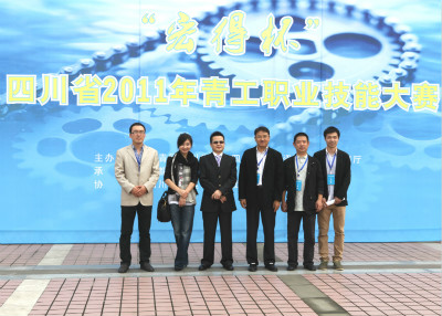 董事長張鬆與各位領導參加2011“宏得杯”青工職業技能大賽_meitu_30_meitu_45.jpg